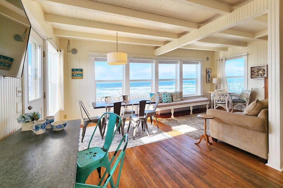 Ocean Front Nye Beach House! Hot Tub! Dog Friendly! House in Newport