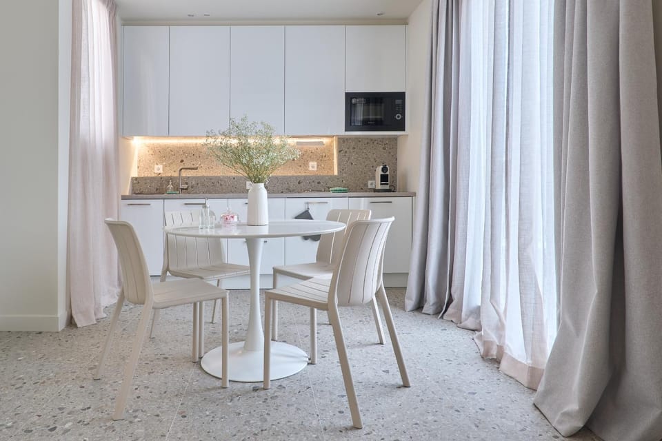 Kitchen or kitchenette, Dining area