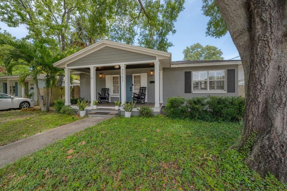 Private Pool with Main and Guest House and Sauna House in Tampa