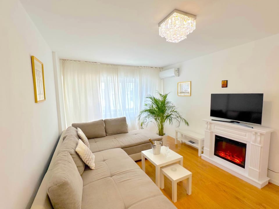 Communal lounge/ TV room, TV and multimedia, Living room, Evening entertainment