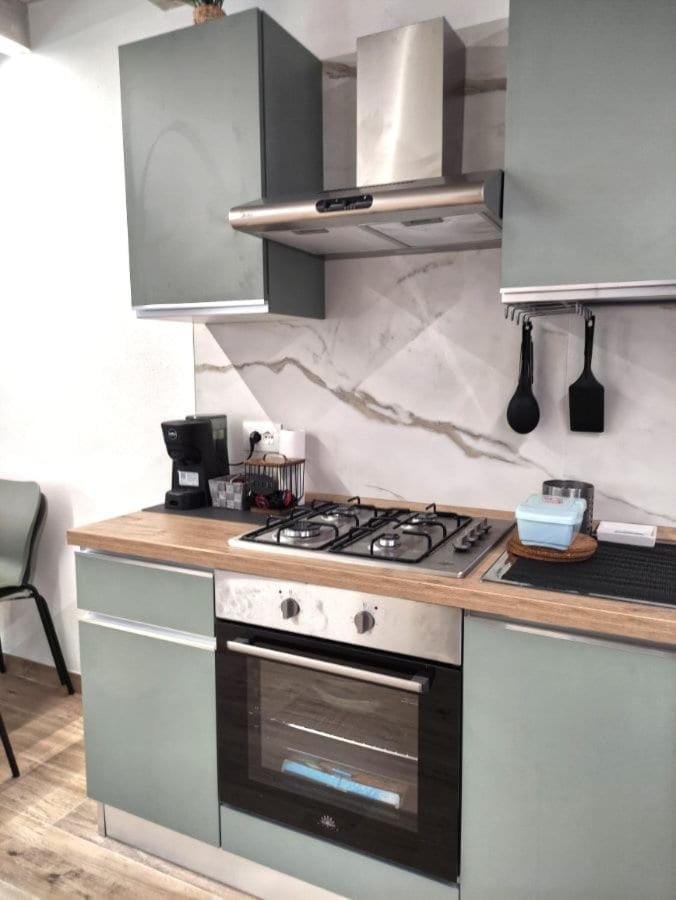 Kitchen or kitchenette, minibar, stove