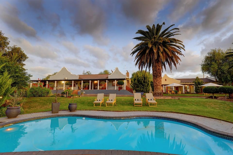 Property building, Garden, Garden view, Pool view, Swimming pool, sunbed