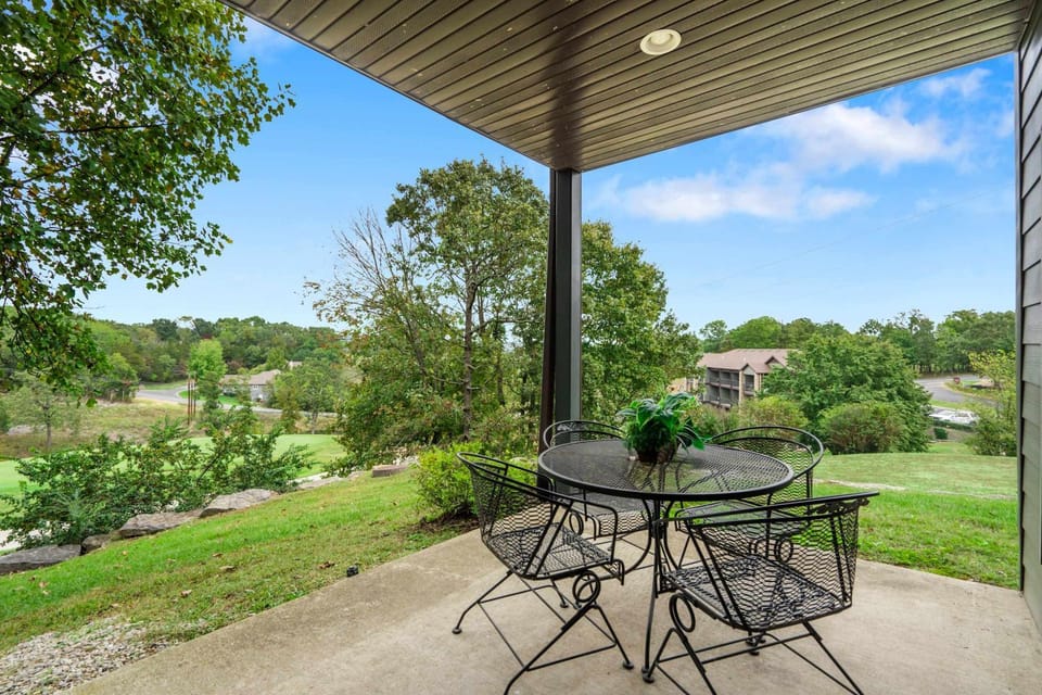 Fairway Follies Luxury Retreat House in Table Rock Lake