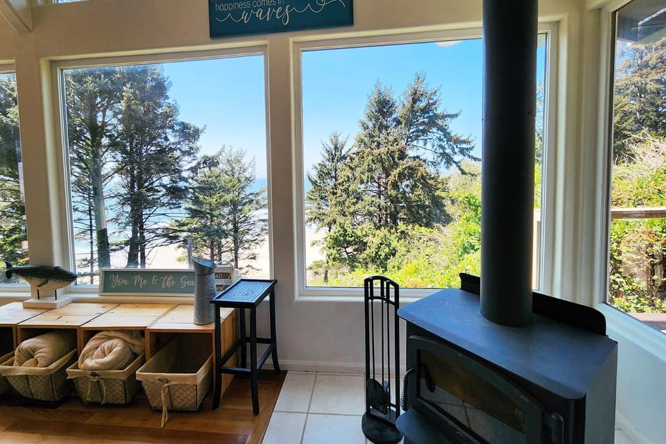 Ocean View in Otter Rock! Wood Stove! Surfing~Otter Rock Hideaway House in Otter Rock