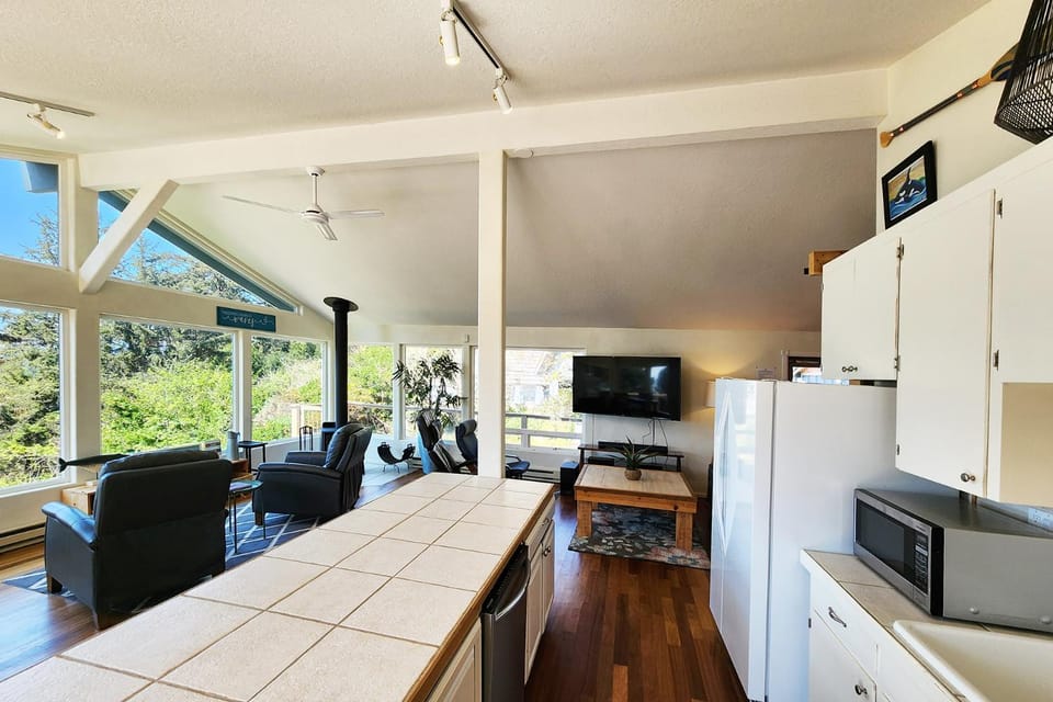 Ocean View in Otter Rock! Wood Stove! Surfing~Otter Rock Hideaway House in Otter Rock