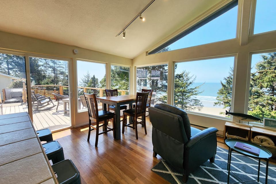 Ocean View in Otter Rock! Wood Stove! Surfing~Otter Rock Hideaway House in Otter Rock