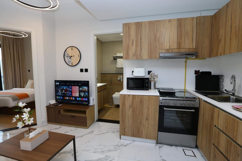 Bathroom, TV and multimedia, Kitchen or kitchenette, Dining area, Evening entertainment, microwave, stove, toaster