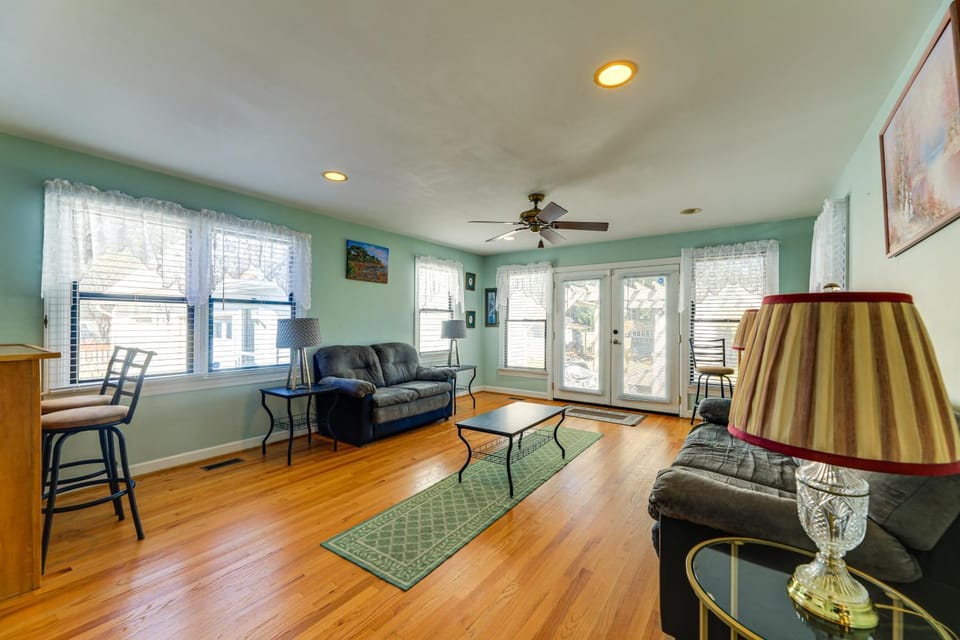 Spacious New Bern Home w/ Yard: 2 Mi to Riverfront House in New Bern