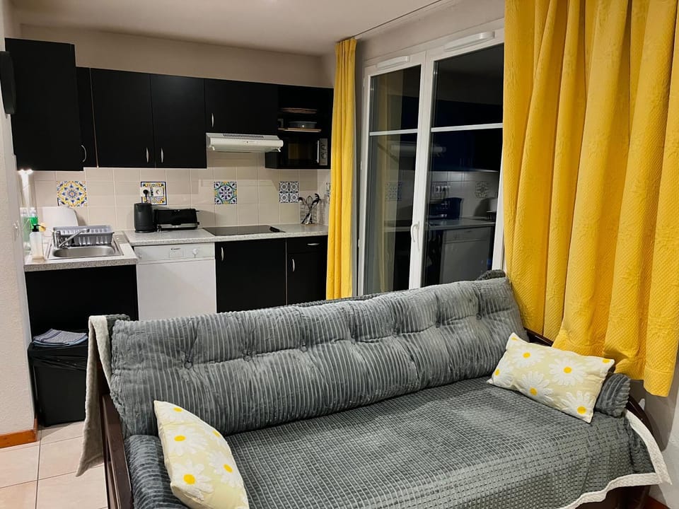 Living room, Seating area, Dining area, stove