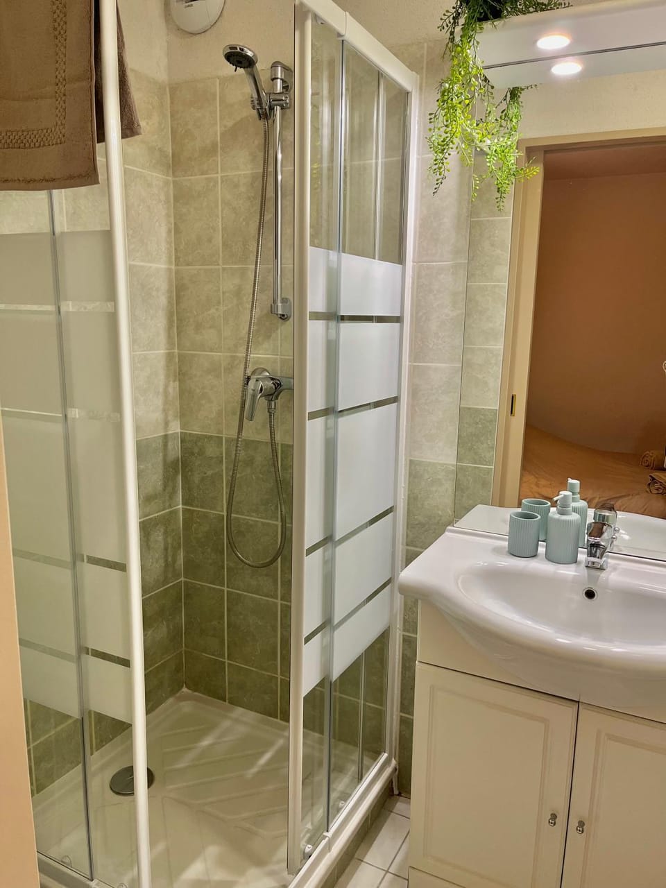 Shower, Bathroom, towels
