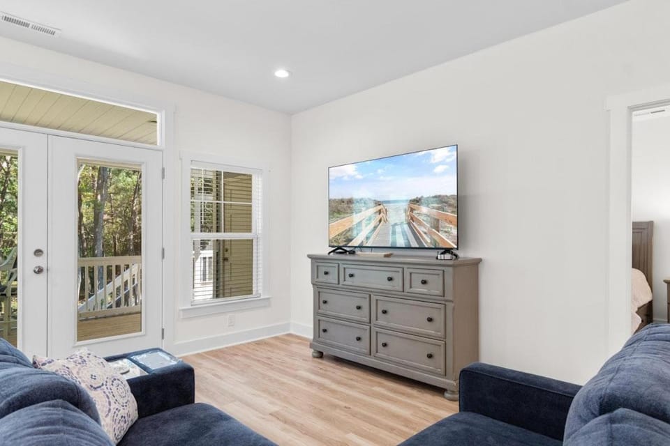 Munn Hub Live the Dream 4 Bdrm Home with Pool House in Pawleys Island