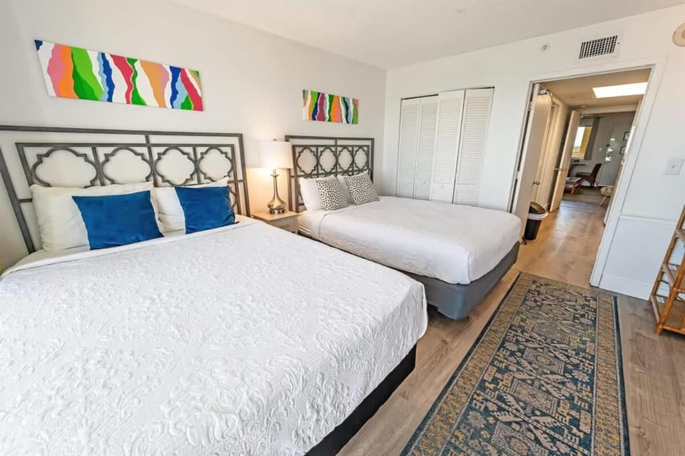 1BR Camelot Resort, Direct Oceanfront Views,Pools! House in Myrtle Beach