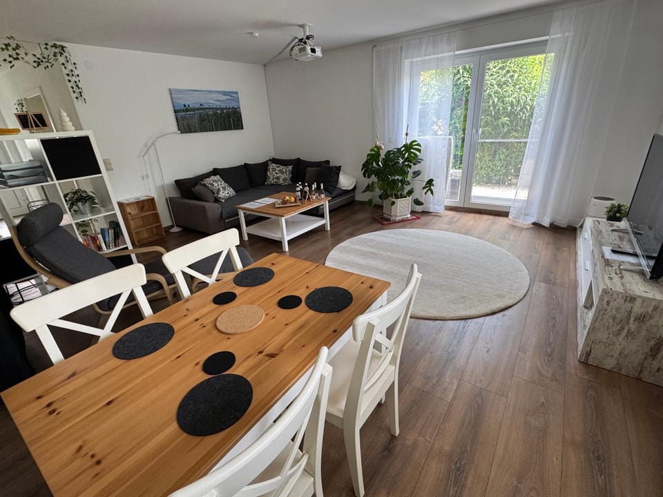 Living room, Seating area, Dining area, Evening entertainment