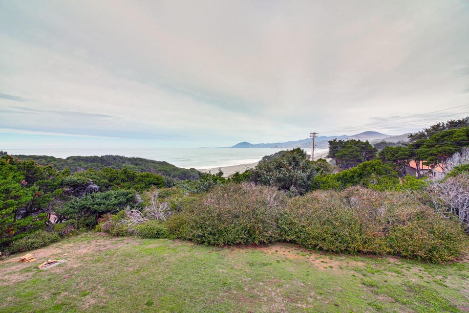 Groups Welcome! Ocean-View Escape in Gold Beach House in Oregon