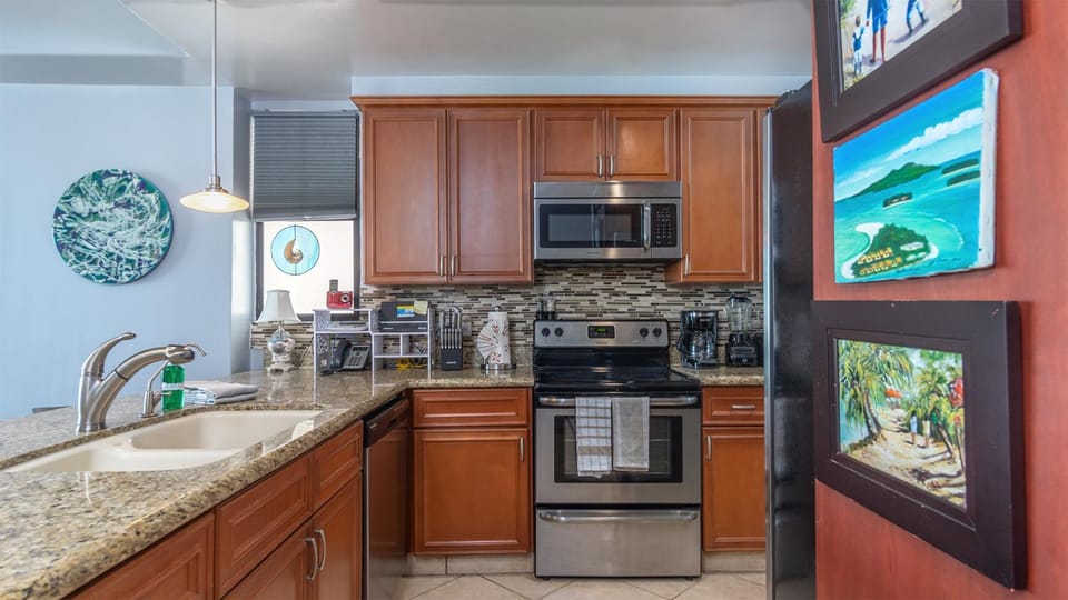 Coffee/tea facilities, Kitchen or kitchenette, oven, stove, toaster