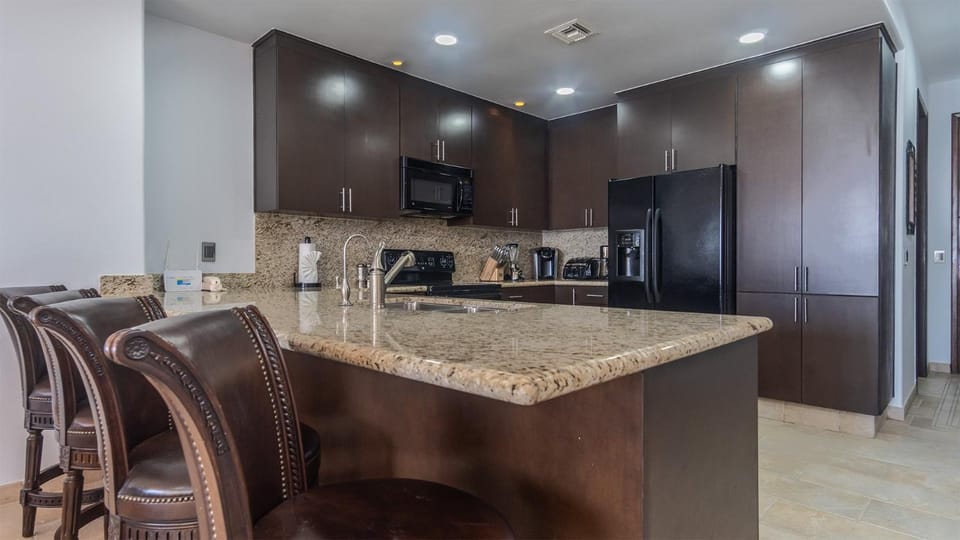 Coffee/tea facilities, Kitchen or kitchenette, oven, stove