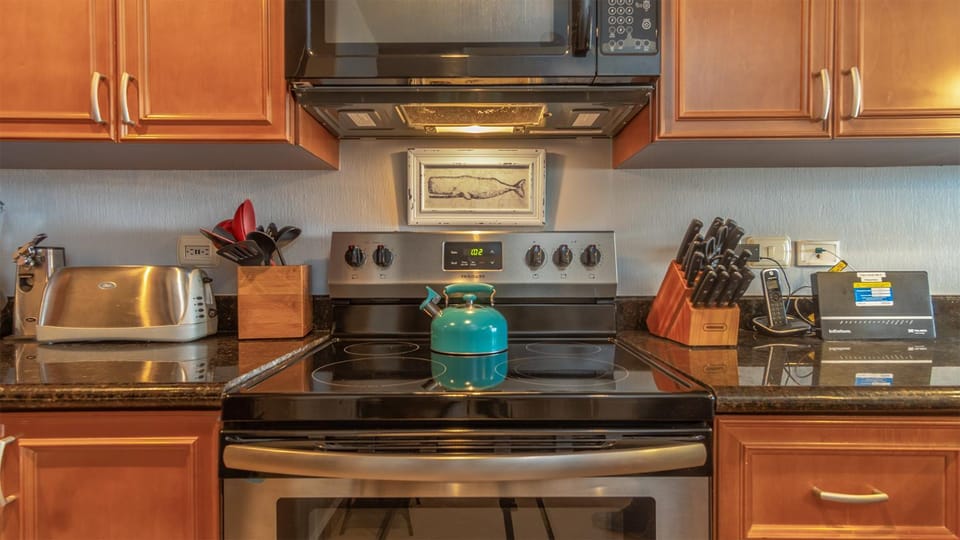 Coffee/tea facilities, Kitchen or kitchenette, stove, toaster