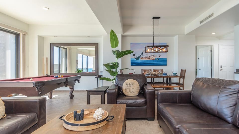 Billiard, Living room, Seating area, Dining area