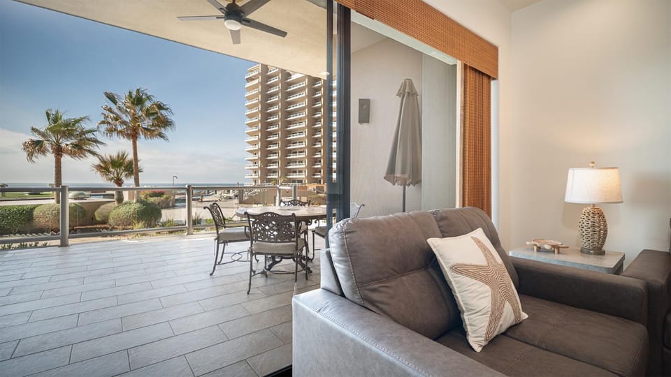 Day, Balcony/Terrace, Living room, Seating area