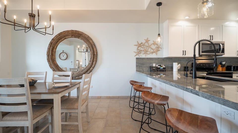 Kitchen or kitchenette, Seating area, Dining area
