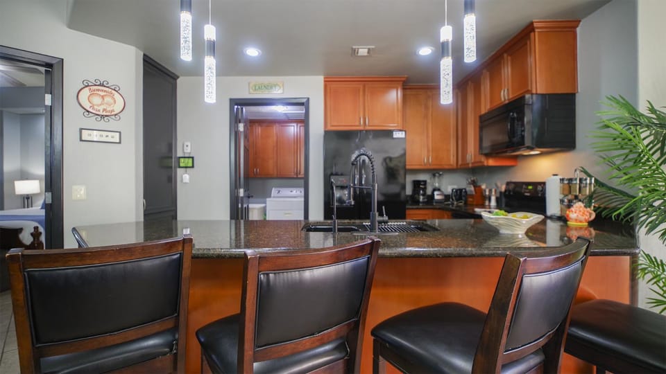 Coffee/tea facilities, Kitchen or kitchenette, Seating area, Dining area, oven