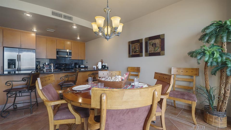 Coffee/tea facilities, Kitchen or kitchenette, Seating area, Dining area, oven