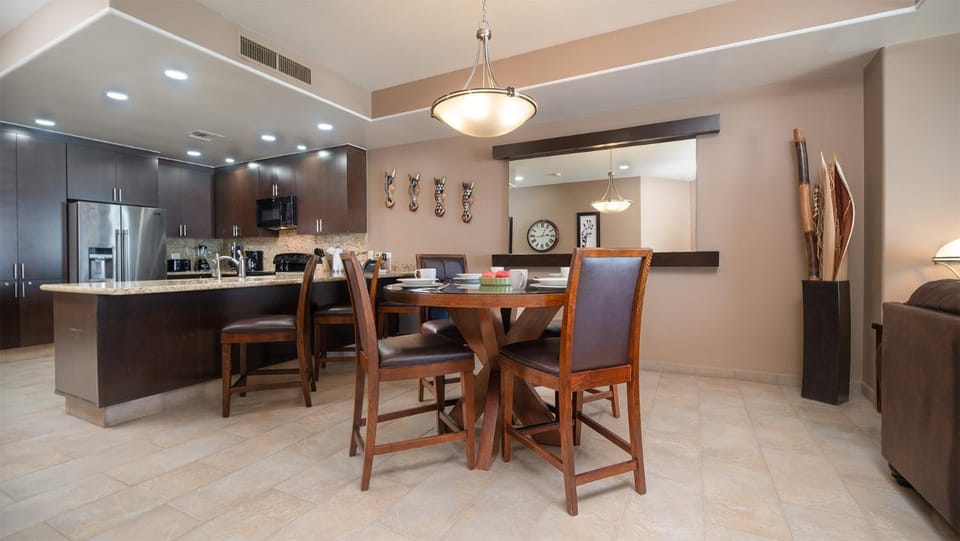 Kitchen or kitchenette, Seating area, Dining area