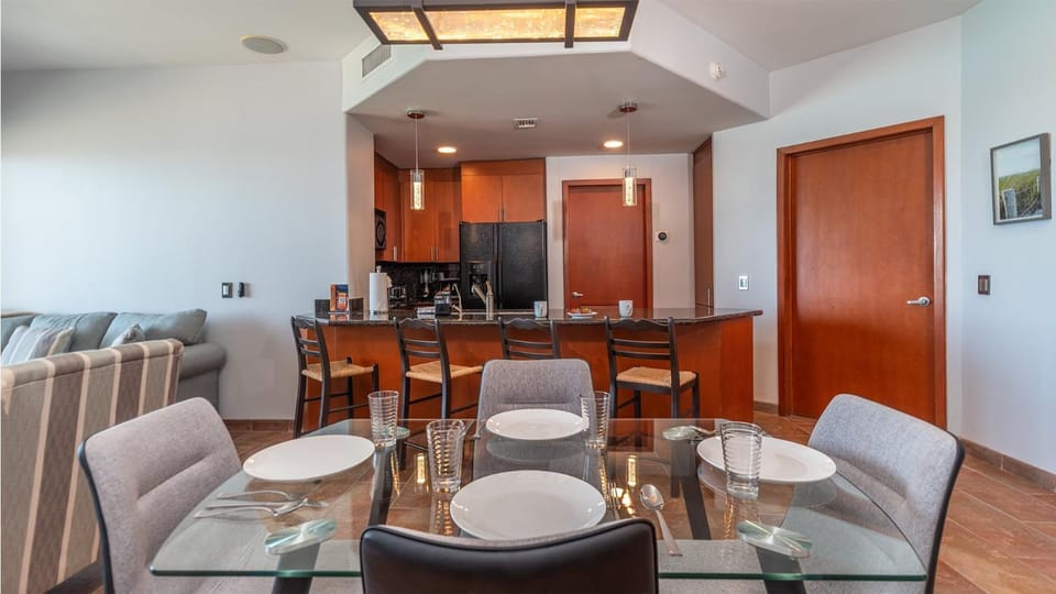Kitchen or kitchenette, Seating area, Dining area
