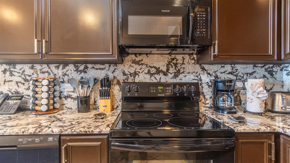 Coffee/tea facilities, Kitchen or kitchenette, stove, toaster