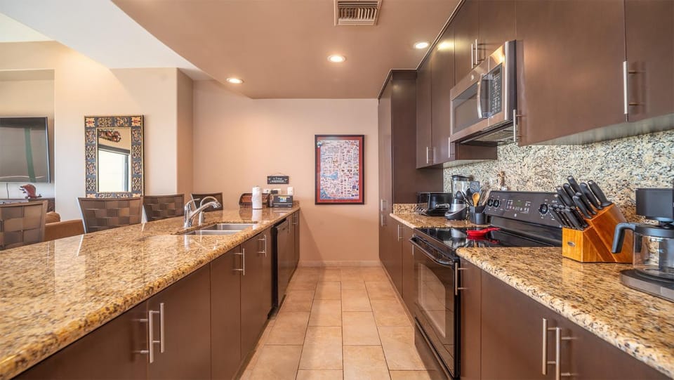 Coffee/tea facilities, Kitchen or kitchenette, oven, stove