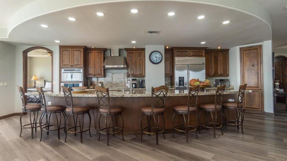Kitchen or kitchenette, Seating area, Dining area