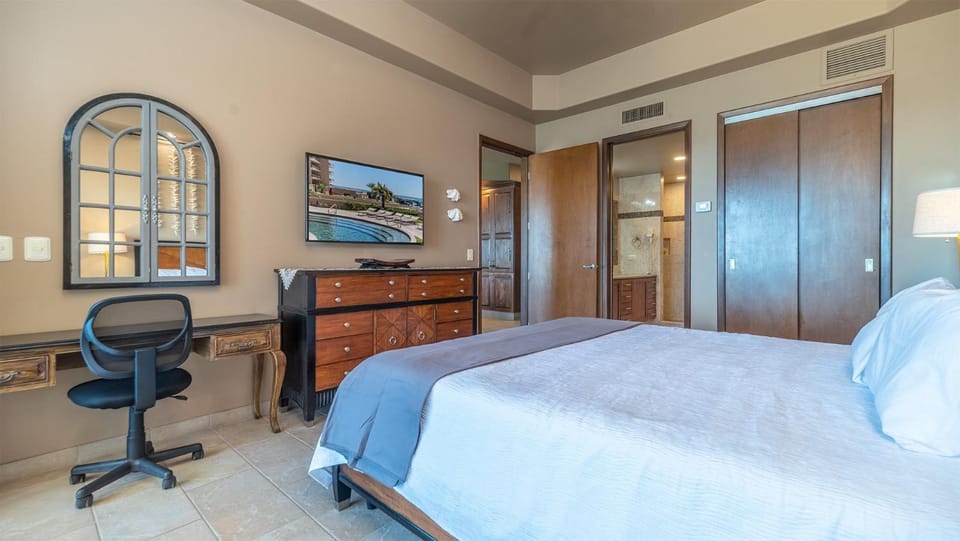 Bed, TV and multimedia, Bedroom