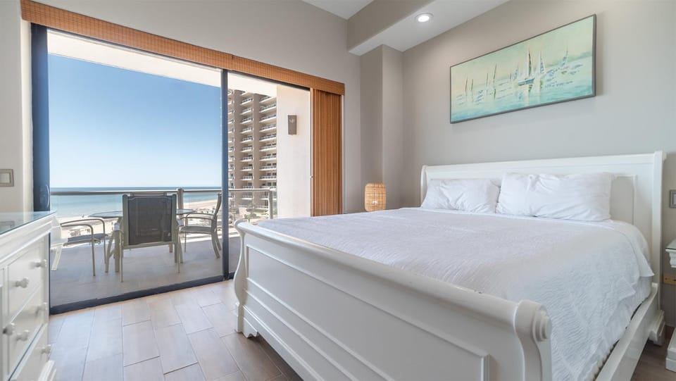 Bed, Balcony/Terrace, Seating area, Bedroom