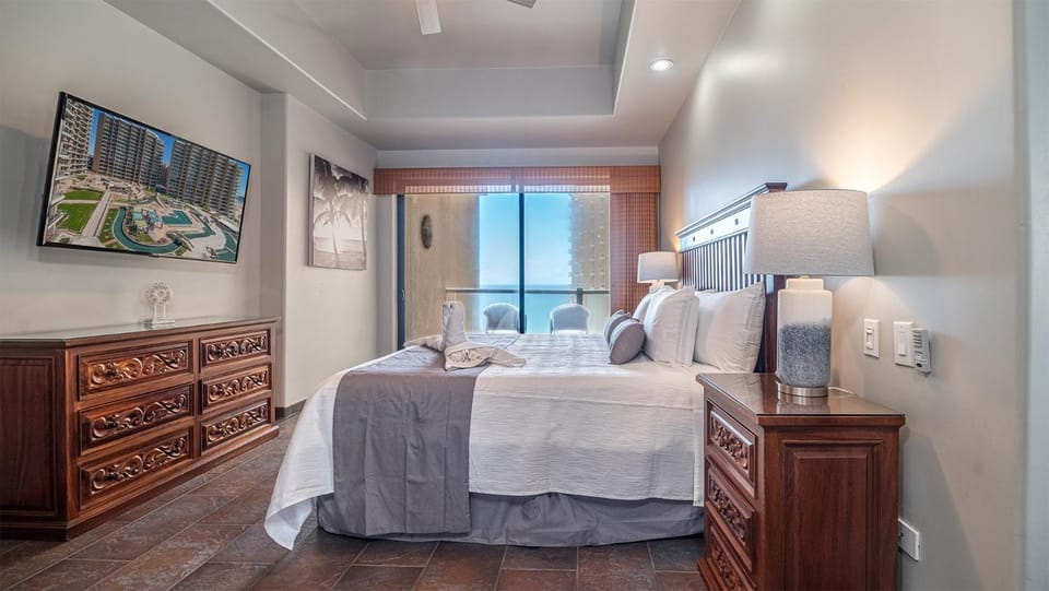 Bed, TV and multimedia, Bedroom, towels