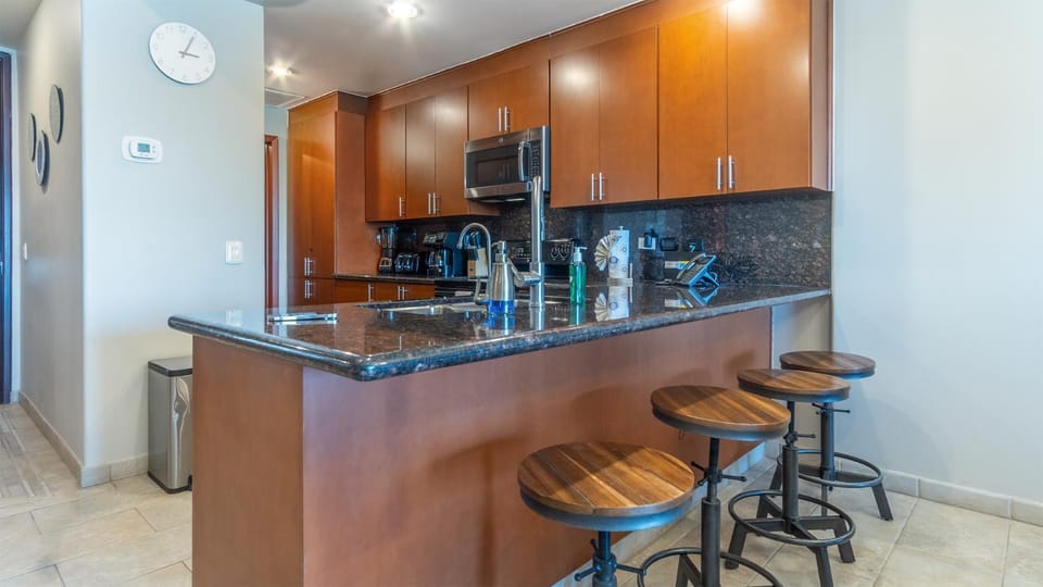 Coffee/tea facilities, Kitchen or kitchenette, Seating area, Dining area, oven
