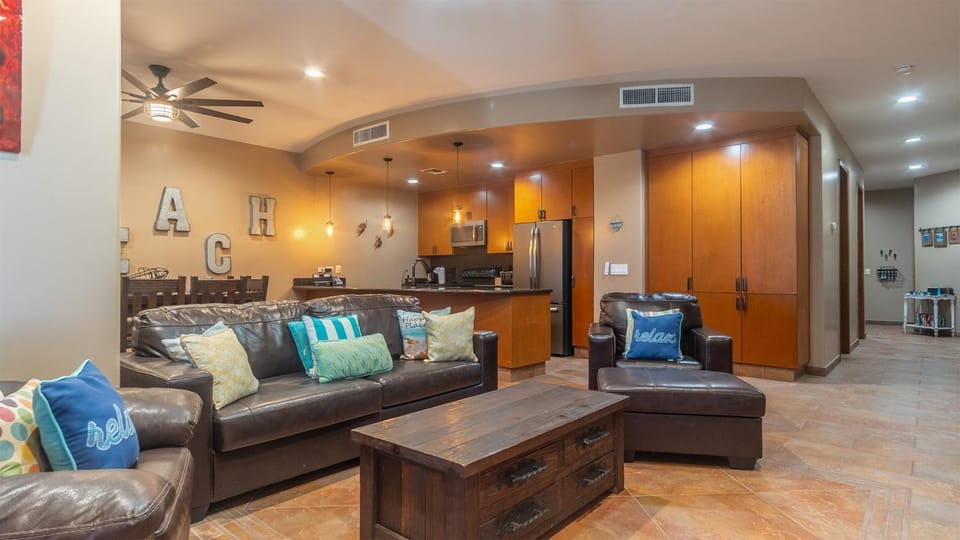 Kitchen or kitchenette, Living room, Seating area, Dining area