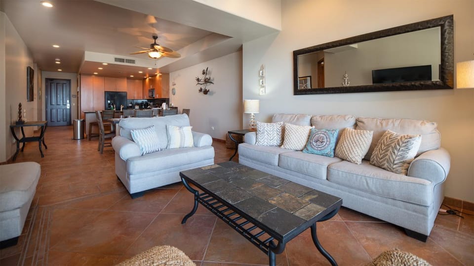 Kitchen or kitchenette, Living room, Seating area, Dining area, minibar