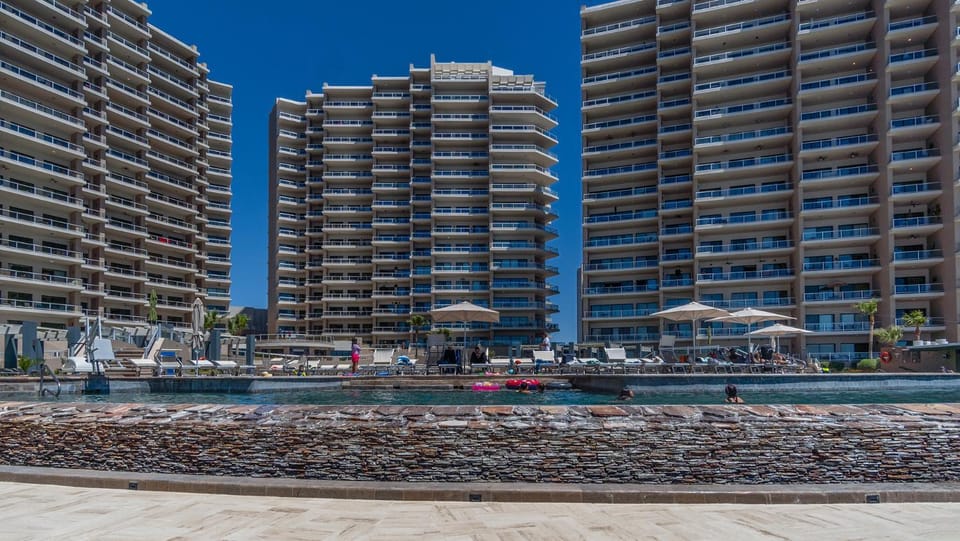 Property building, Nearby landmark, Day, Activities, Pool view, Location
