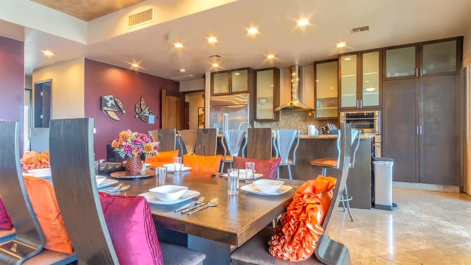 Kitchen or kitchenette, Seating area, Dining area