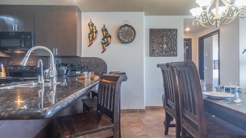 Kitchen or kitchenette, Dining area, minibar