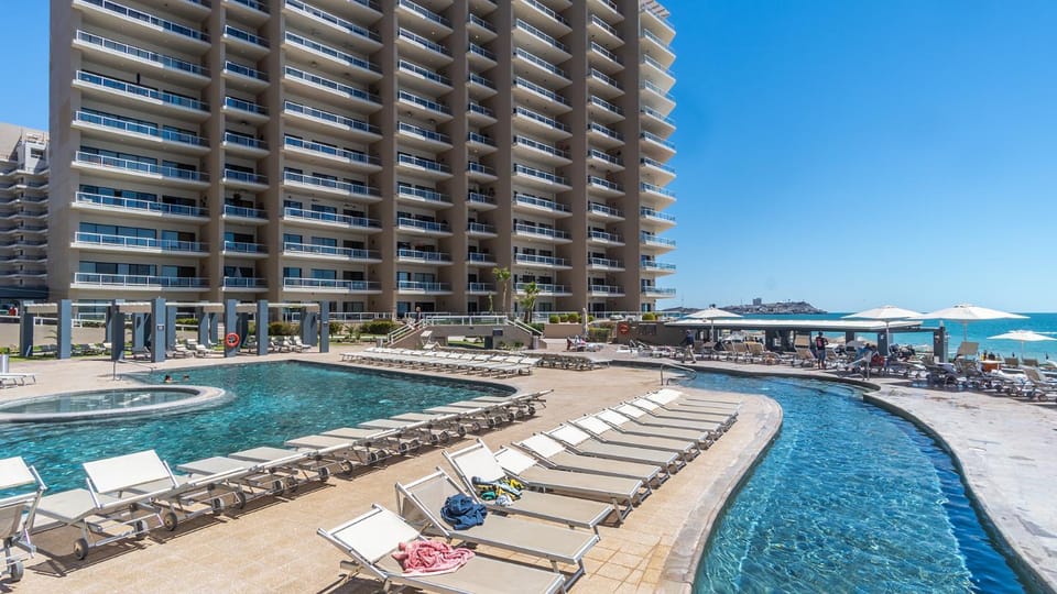 Property building, Day, View (from property/room), Beach, Sea view, Swimming pool, Swimming pool, sunbed
