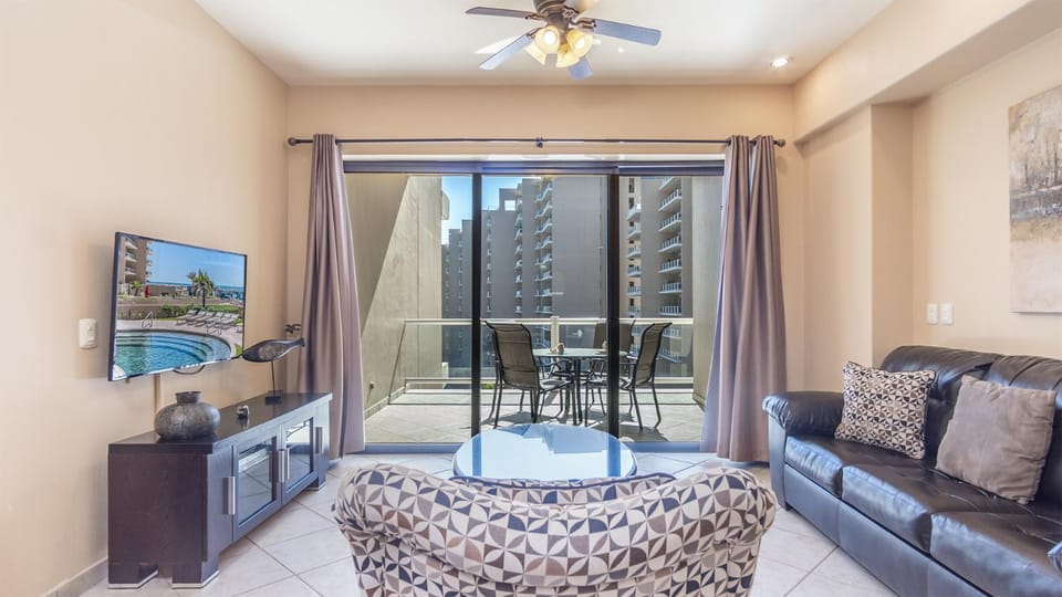 Day, TV and multimedia, Living room, Seating area