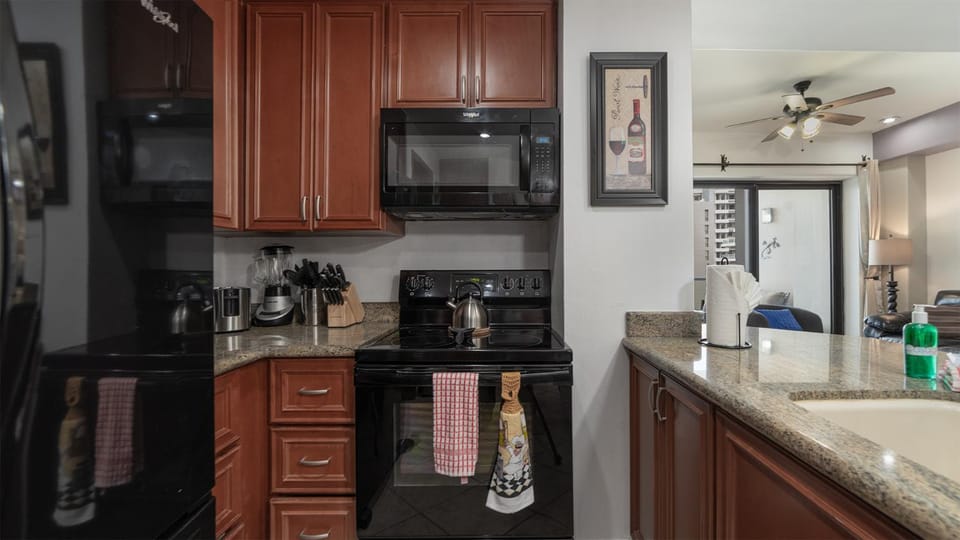 Coffee/tea facilities, Kitchen or kitchenette, oven, stove