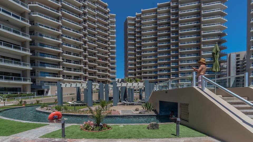 Property building, Day, Pool view, Swimming pool