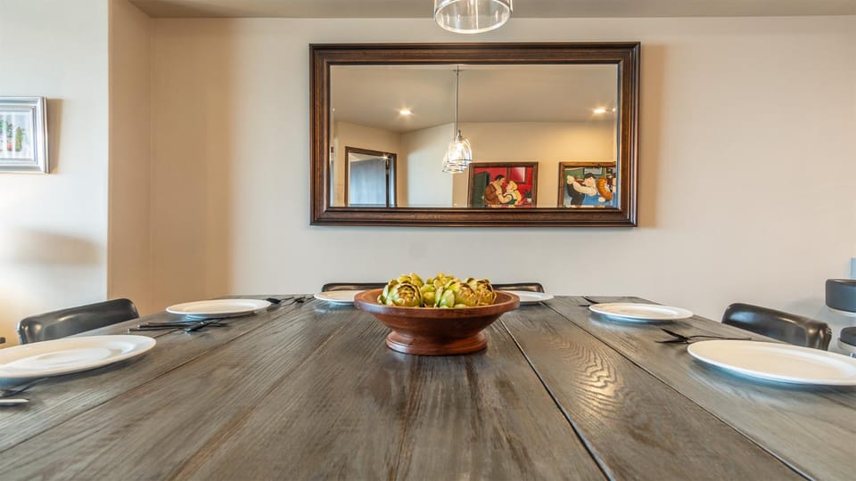 Decorative detail, Seating area, Dining area