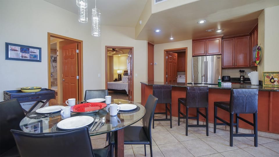 Kitchen or kitchenette, Seating area, Dining area