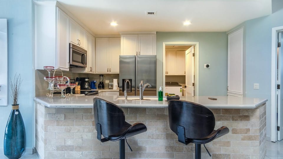 Kitchen or kitchenette, Seating area, Dining area, oven, stove