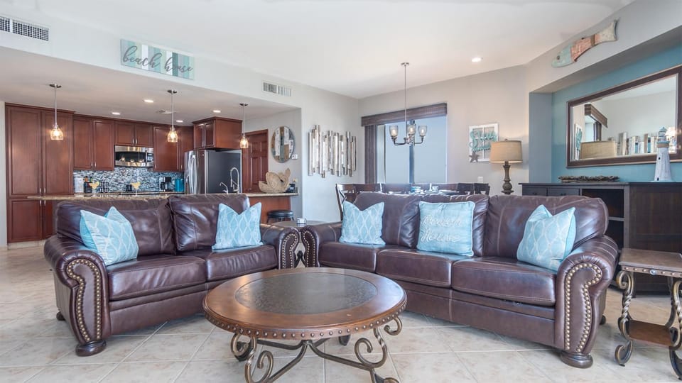 Kitchen or kitchenette, Living room, Seating area, minibar, oven, stove