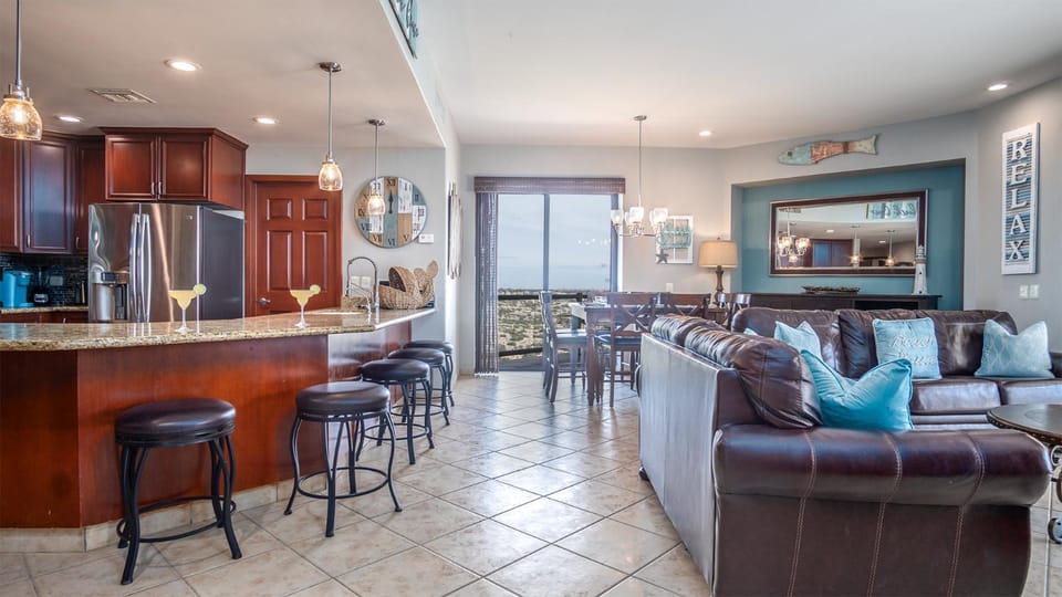 TV and multimedia, Kitchen or kitchenette, Living room, Seating area, Dining area, minibar, oven, stove