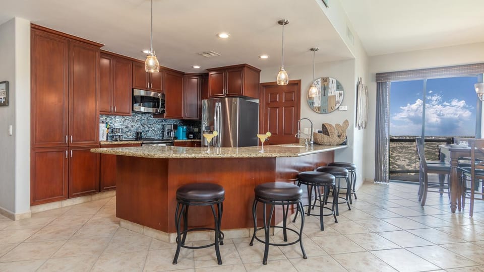 Coffee/tea facilities, Kitchen or kitchenette, Dining area, minibar, oven, stove, toaster, kitchen